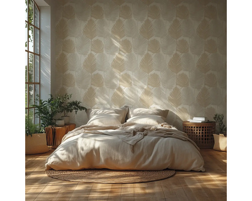Spálňa s posteľou a vzorovanou tapetou s motívom listov