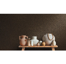 Rôzne vázy na stole pred štruktúrovanou stenou