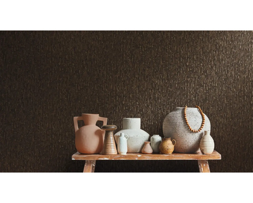 Rôzne vázy na stole pred štruktúrovanou stenou