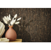 Dekoratívny obklad stien s tapetou vo vzhľade kameňa a váza s okrasnou trávou