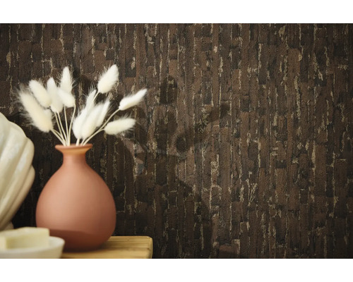 Dekoratívny obklad stien s tapetou vo vzhľade kameňa a váza s okrasnou trávou