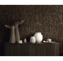 Dekoratívny dizajn stien s tmavou textúrovanou tapetou, kombinovaný s modernými bytovými doplnkami na drevenej komode.