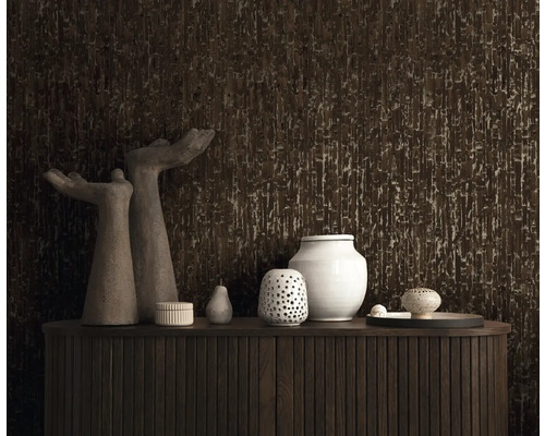 Dekoratívny dizajn stien s tmavou textúrovanou tapetou, kombinovaný s modernými bytovými doplnkami na drevenej komode.