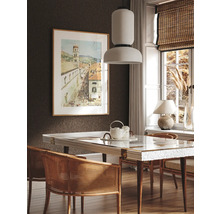 Jedáleň s jedálenským stolom, stoličkami, závesným svietidlom a dekoráciou