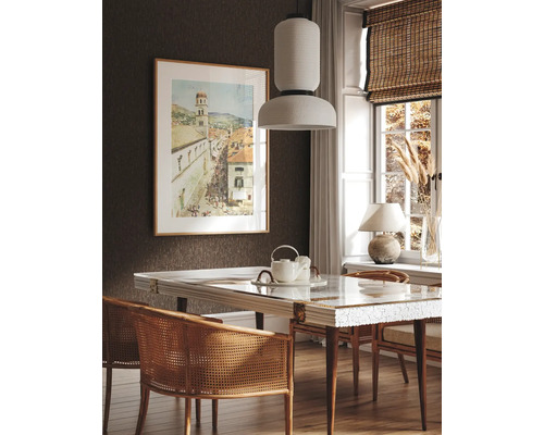 Jedáleň s jedálenským stolom, stoličkami, závesným svietidlom a dekoráciou