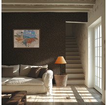 Obývacia izba s hnedou štruktúrovanou tapetou, pohovkou a schodiskom