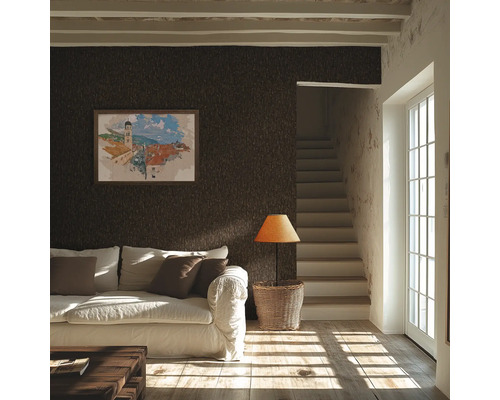 Obývacia izba s hnedou štruktúrovanou tapetou, pohovkou a schodiskom