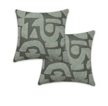 Dva dekoratívne vankúše s geometrickým vzorom