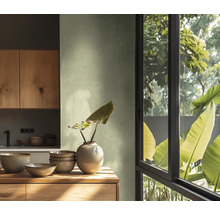 Svetlá kuchyňa s drevenými prvkami, riadom a oknom s výhľadom do zelene