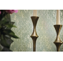 Detail vzorovanej tapety so svietnikmi