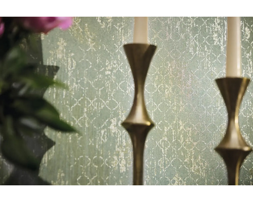 Detail vzorovanej tapety so svietnikmi