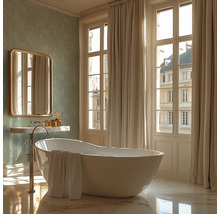 Kúpeľňa s voľne stojacou vaňou, umývadlom a zrkadlom