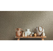 Dekoratívne vázy na stole pred štruktúrovanou tapetou