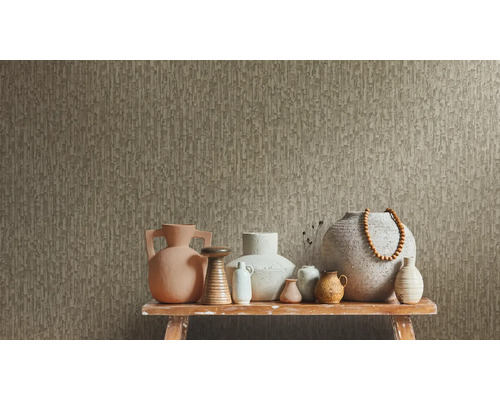 Dekoratívne vázy na stole pred štruktúrovanou tapetou