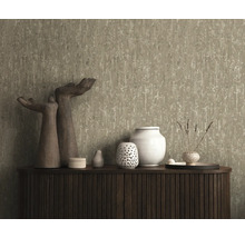 Dekoratívna tapeta s abstraktným vzorom na stene nad skrinkou s dekoratívnymi predmetmi