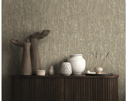 Dekoratívna tapeta s abstraktným vzorom na stene nad skrinkou s dekoratívnymi predmetmi