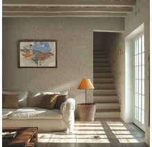 Obývacia izba s pohovkou, obrazom a schodiskom