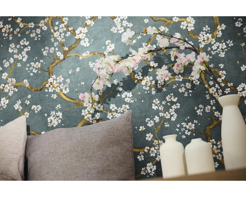 Detailný záber steny s kvetinovou tapetou, vankúšmi a dekoratívnymi vázami.