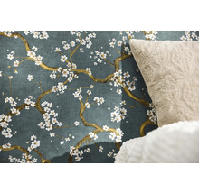 Tapeta s kvetinovým vzorom a vankúš