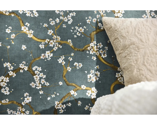 Tapeta s kvetinovým vzorom a vankúš