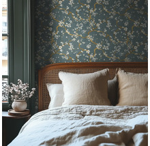 Spálňa s kvetinovou tapetou, posteľou a nočným stolíkom