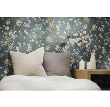 Dekoratívna spálňa s kvetinovou tapetou, vankúšmi a vázami