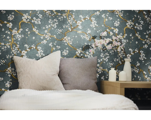 Dekoratívna spálňa s kvetinovou tapetou, vankúšmi a vázami