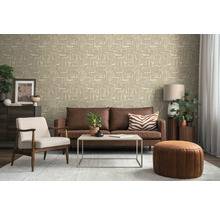 Obývacia izba s pohovkou, kreslom, konferenčným stolíkom, otomanom a vzorovanou tapetou pre útulnú atmosféru.