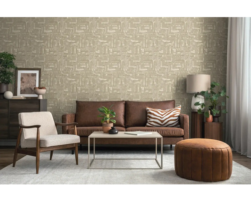 Obývacia izba s pohovkou, kreslom, konferenčným stolíkom, otomanom a vzorovanou tapetou pre útulnú atmosféru.