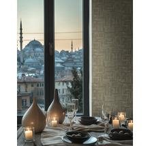 Zdobený jedálenský stôl s výhľadom na mesto