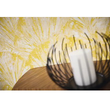 Dekoratívna nástenná dekorácia so sviečkou na stole