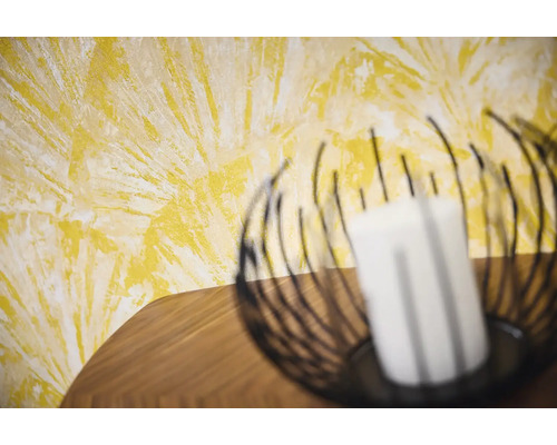 Dekoratívna nástenná dekorácia so sviečkou na stole