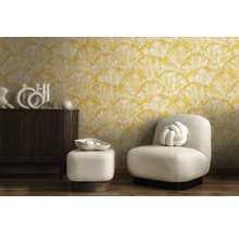 Obývacia izba so žltou motívovou tapetou, kreslom a komodou