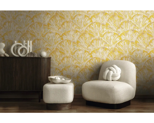 Obývacia izba so žltou motívovou tapetou, kreslom a komodou