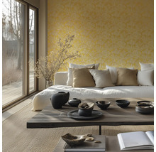 Svetlá obývacia izba s pohovkou, vankúšmi a dekoratívnymi predmetmi na stole