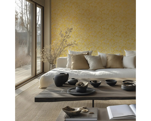 Svetlá obývacia izba s pohovkou, vankúšmi a dekoratívnymi predmetmi na stole