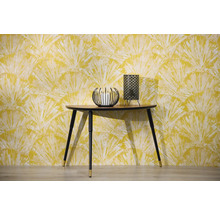 Scéna s konzolou, svietnikom a stolnou lampou pred tapetou so vzorom