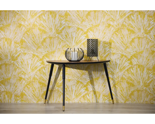 Scéna s konzolou, svietnikom a stolnou lampou pred tapetou so vzorom