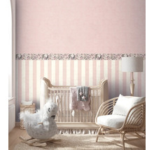 Detská izba s postieľkou, hojdacím koňom a ratanovým kreslom