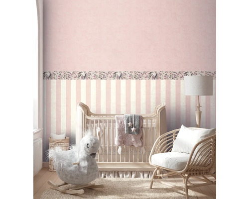 Detská izba s postieľkou, hojdacím koňom a ratanovým kreslom