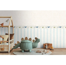 Detská izba s pruhovanou tapetou a dinosaurovým lemom