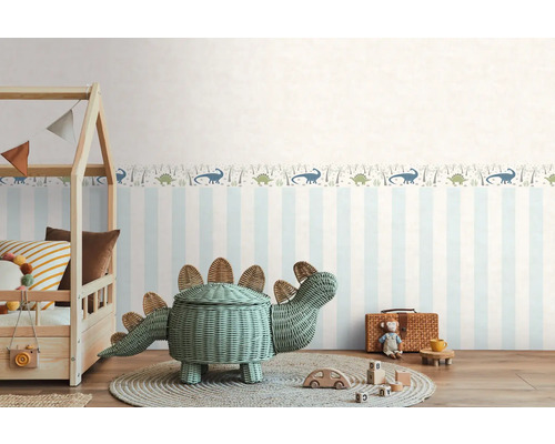 Detská izba s pruhovanou tapetou a dinosaurovým lemom