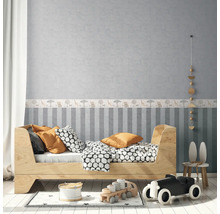 Detská izba s drevenými posteľami, hračkami a nástennou dekoráciou s motívmi zvierat