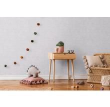 Detská izba s drevenou komodou, ratanovým kreslom a dekoratívnymi doplnkami