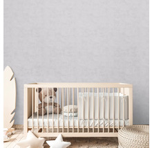 Detská izba s postieľkou, plyšovým medvedíkom a vankúšmi