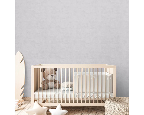 Detská izba s postieľkou, plyšovým medvedíkom a vankúšmi