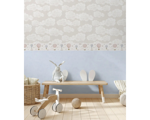 Detská izba s tapetou s motívmi oblakov a drevenými hračkami