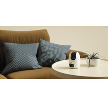 Kamera Imou na stole vedľa izbovej rastliny a pohovky