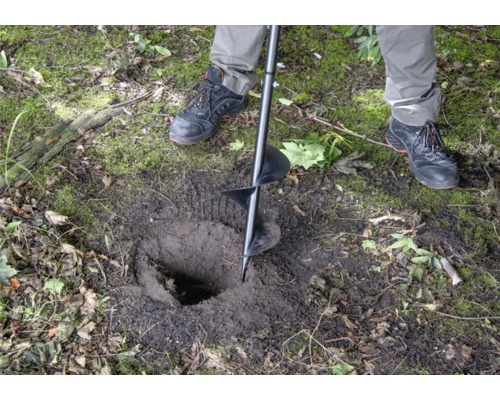 Vrták v zemi na vykopanie diery