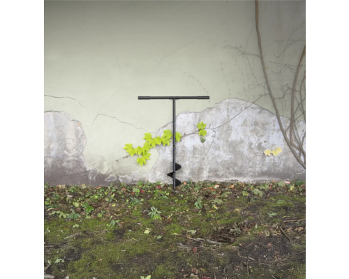 Zemný vrták v záhrade pred stenou